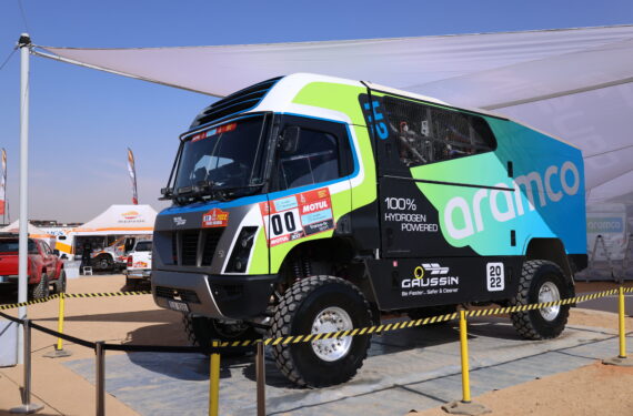 Foto yang diabadikan pada 8 Januari 2022 ini menunjukkan sebuah truk berbahan bakar hidrogen dalam ajang Reli Dakar di Riyadh, Arab Saudi. (Xinhua/Wang Haizhou)