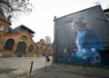 Orang-orang melewati lukisan mural seorang perawat yang baru dibuat di Manchester, Inggris, pada 5 November 2020. (Xinhua/Jon Super)