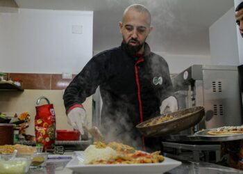 Koki Palestina Ibrahim Badwan memberikan pelajaran memasak hidangan China di pusat pendidikan tata boga Mzaaq di Gaza City pada 29 Januari 2022. (Xinhua/Rizek Abdeljawad)