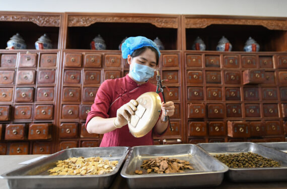 Seorang apoteker menimbang bahan-bahan untuk membuat ramuan pengobatan tradisional China (traditional Chinese medicine/TCM) di Rumah Sakit Pendidikan Pertama Universitas Pengobatan Tradisional China Tianjin di Tianjin, China utara, pada 12 Januari 2022. (Xinhua/Sun Fanyue)