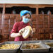 Seorang apoteker menimbang bahan-bahan untuk membuat ramuan pengobatan tradisional China (traditional Chinese medicine/TCM) di Rumah Sakit Pendidikan Pertama Universitas Pengobatan Tradisional China Tianjin di Tianjin, China utara, pada 12 Januari 2022. (Xinhua/Sun Fanyue)