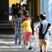 Para siswa mengantre untuk mendapatkan makanan ringan di Sekolah Dasar Montrara Ave. di Los Angeles, California, Amerika Serikat, pada 16 Agustus 2021. (Xinhua)