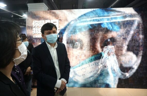 Foto yang diabadikan pada 29 April 2020 ini menunjukkan Zhang Wenhong, pakar penyakit pernapasan terkemuka China, dalam sebuah pameran foto yang menampilkan upaya antiepidemi China di Shanghai. (Xinhua/Teng Jiani)