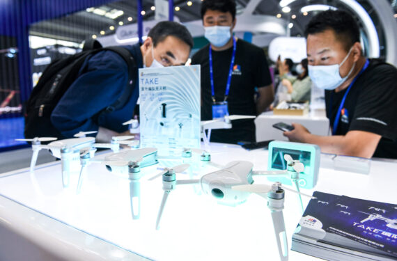 Para pengunjung mempelajari drone di ajang Pameran Teknologi Tinggi China (China Hi-Tech Fair/CHTF) ke-22 yang digelar di Shenzhen, Provinsi Guangdong, China selatan, pada 11 November 2020. (Xinhua/Mao Siqian)