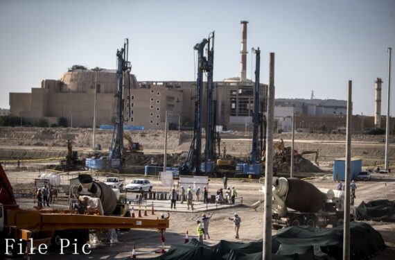 Para buruh bekerja di lokasi pembangunan tahap kedua pembangkit listrik tenaga nuklir (PLTN) Bushehr di Bushehr, Iran selatan, pada 10 November 2019. (Xinhua/Ahmad Halabisaz)