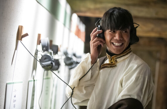 Tamdrin mendengarkan suara kuda di Museum Suara Himalaya (Sounds of Himalaya Museum) di Letong yang berada di wilayah Litang, Prefektur Otonom Etnis Tibet Garze, Provinsi Sichuan, China barat daya, pada 2 Desember 2020. (Xinhua/Shen Bohan)