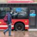 Seorang pria yang memakai masker berjalan melewati sebuah bus di Stasiun Odenplan di pusat Stockholm, ibu kota Swedia, pada 6 Mei 2021. (Xinhua/Wei Xuechao)