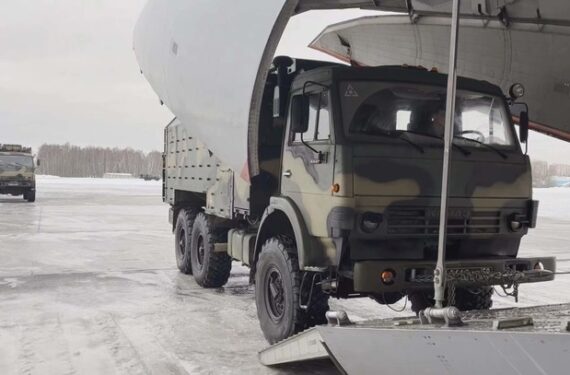 Tangkapan layar yang diabadikan pada 6 Januari 2022 ini menunjukkan sebuah truk dinaikkan ke pesawat angkut militer di lapangan udara Chkalovsky di wilayah pinggiran Moskow, Rusia. (Xinhua/Kementerian Pertahanan Rusia)