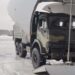 Tangkapan layar yang diabadikan pada 6 Januari 2022 ini menunjukkan sebuah truk dinaikkan ke pesawat angkut militer di lapangan udara Chkalovsky di wilayah pinggiran Moskow, Rusia. (Xinhua/Kementerian Pertahanan Rusia)