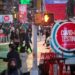 Orang-orang berjalan melewati lokasi tes COVID-19 di Times Square di New York, Amerika Serikat, pada 9 Januari 2022. (Xinhua/Michael Nagle)