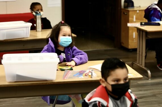 Para siswa mengikuti kelas tatap muka di sebuah sekolah di Los Angeles, California, Amerika Serikat, pada 13 April 2021. (Xinhua)