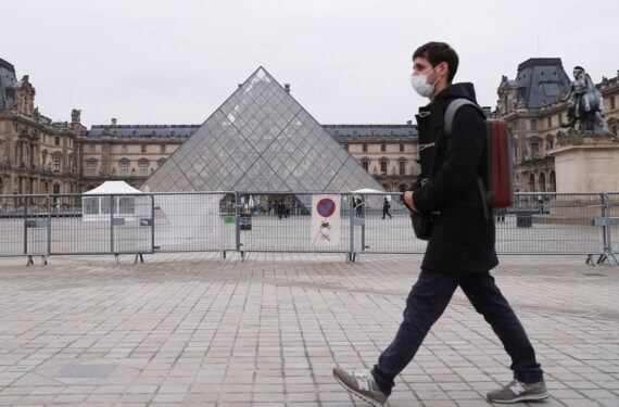 Seorang pria berjalan melewati piramida Museum Louvre di Paris, Prancis, pada 19 Januari 2022. (Xinhua/Gao Jing)