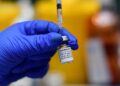 Seorang tenaga kesehatan menyiapkan satu dosis vaksin COVID-19 di lokasi vaksinasi di sebuah pusat perbelanjaan di Sarajevo, Bosnia dan Herzegovina, pada 8 Januari 2022. (Xinhua/Nedim Grabovica)
