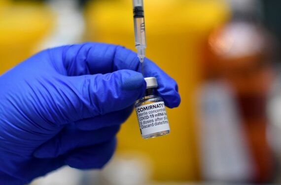 Seorang tenaga kesehatan menyiapkan satu dosis vaksin COVID-19 di lokasi vaksinasi di sebuah pusat perbelanjaan di Sarajevo, Bosnia dan Herzegovina, pada 8 Januari 2022. (Xinhua/Nedim Grabovica)
