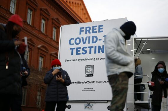 Orang-orang menunggu untuk tes COVID-19 di Washington DC, Amerika Serikat, pada 5 Januari 2022. (Xinhua/Ting Shen)
