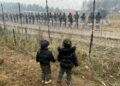 Anak-anak terlihat di sebuah kamp pengungsi di dekat perbatasan Belarus-Polandia di Belarus pada 14 November 2021. (Xinhua/Henadz Zhinkov)