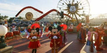 Foto dokumen yang diabadikan pada 17 Januari 2020 ini menunjukkan sejumlah karakter Disney menyapa pengunjung saat perayaan Tahun Baru Imlek di Disney California Adventure Park di Anaheim, Amerika Serikat. (Xinhua/Li Ying)