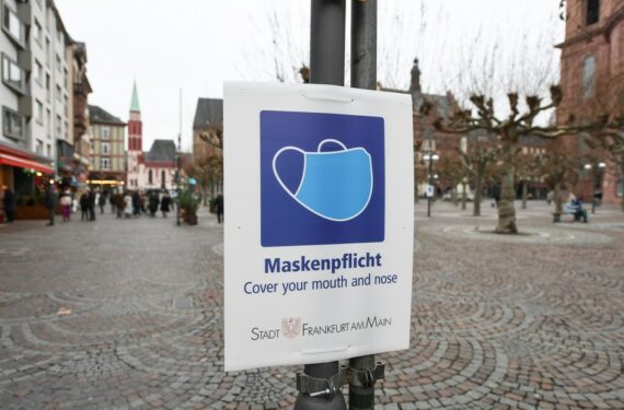 Sebuah tanda yang mengingatkan orang untuk mengenakan masker terlihat di Frankfurt, Jerman, pada 15 Januari 2022. (Xinhua/Lu Yang)