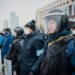 Warga dan aparat kepolisian berdiri berdampingan di Nur-Sultan, Kazakhstan, pada 8 Januari 2022. (Xinhua/Situs web balai kota Nur-Sultan)
