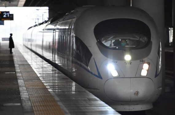 Sebuah kereta carteran tiba di Stasiun Jalur Kereta Utara Xi'an di Xi'an, Provinsi Shaanxi, China barat laut, pada 14 Januari 2022. (Xinhua/Shao Rui)