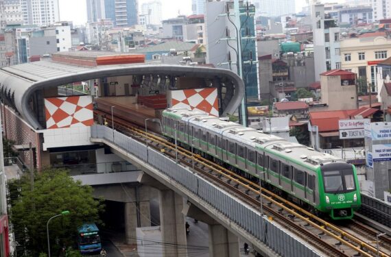 Foto yang diabadikan pada 6 November 2021 ini menunjukkan rangkaian kereta melaju di jalur metro Cat Linh-Ha Dong di Hanoi, Vietnam. (Xinhua/VNA)
