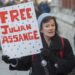 Seorang pendukung Julian Assange terlihat di luar gedung Pengadilan Tinggi di London, Inggris, pada 10 Desember 2021. (Xinhua/Ray Tang)
