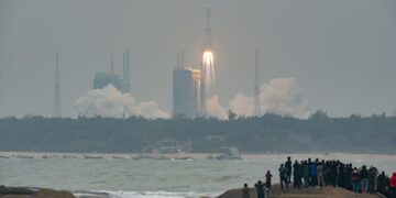 Roket pengangkut dengan daya angkut medium baru milik China, Long March-8, lepas landas dari Situs Peluncuran Wahana Antariksa Wenchang di pesisir Provinsi pulau Hainan, China selatan, pada 22 Desember 2020. Roket itu dapat membawa muatan sedikitnya 4,5 ton ke orbit sinkron Matahari pada ketinggian 700 km. (Xinhua/Zhou Jiayi)