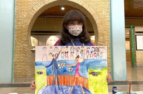 Seorang anak perempuan Iran memamerkan lukisannya untuk Olimpiade Musim Dingin Beijing di Teheran, Iran, pada 18 Januari 2022. (Xinhua/Gao Wencheng)
