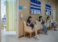 Foto yang diabadikan pada 3 April 2020 ini menunjukkan orang-orang mengantre untuk melakukan vaksinasi HPV di Rumah Sakit Super Boao, Provinsi Hainan, China selatan. (Xinhua/Zhang Liyun)