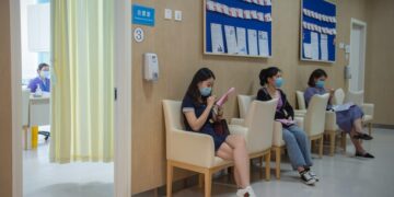 Foto yang diabadikan pada 3 April 2020 ini menunjukkan orang-orang mengantre untuk melakukan vaksinasi HPV di Rumah Sakit Super Boao, Provinsi Hainan, China selatan. (Xinhua/Zhang Liyun)