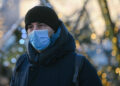 Seorang pria yang mengenakan masker melewati sebuah jalan di Moskow, Rusia, pada 11 Desember 2021. (Xinhua/Evgeny Sinitsyn)