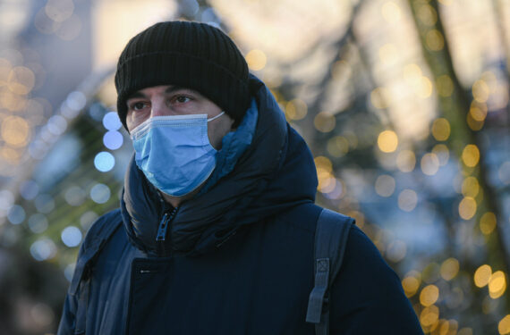 Seorang pria yang mengenakan masker melewati sebuah jalan di Moskow, Rusia, pada 11 Desember 2021. (Xinhua/Evgeny Sinitsyn)
