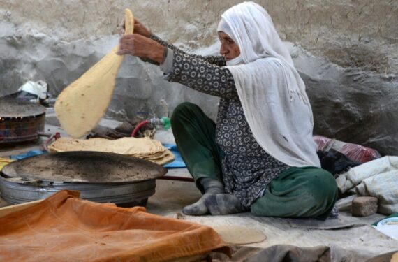 Seorang wanita Afghanistan bekerja di sebuah toko roti di Kota Kandahar, Afghanistan selatan, pada 19 Januari 2022. (Xinhua/Sanaullah Seiam)