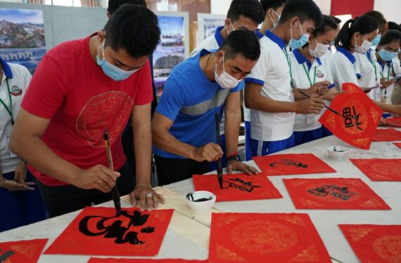 Para peserta menulis kaligrafi untuk mendukung Olimpiade Musim Dingin Beijing 2022 di sebuah acara di Phnom Penh, Kamboja, pada 10 Januari 2022. (Xinhua/Bunseng)