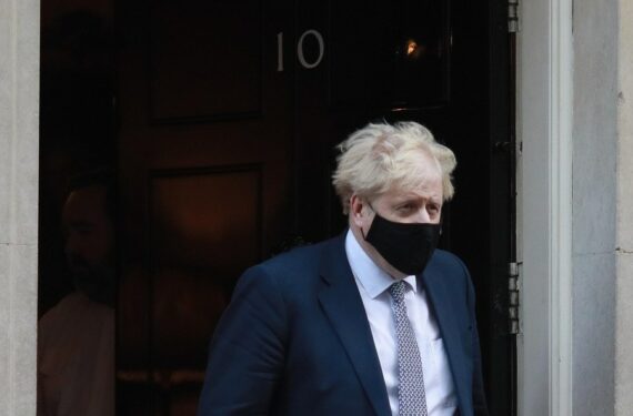 Perdana Menteri Inggris Boris Johnson meninggalkan Downing Street No. 10 untuk menghadiri sesi Prime Minister's Questions di London, Inggris, pada 2 Januari 2022. (Xinhua/Tim Ireland)