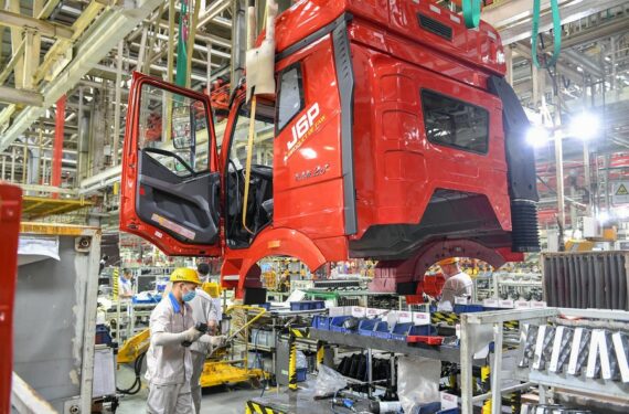 Para pekerja bekerja di lini perakitan umum produsen truk FAW Jiefang di Changchun, Provinsi Jilin, China timur laut, pada 7 Juli 2021. (Xinhua/Zhang Nan)