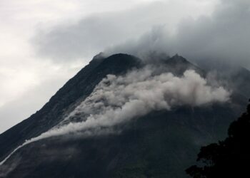 Gunung Merapi memuntahkan material vulkanis seperti yang terlihat dari Desa Turgo Purwobinagun di Kabupaten Sleman, Daerah Istimewa Yogyakarta, pada 12 Januari 2022. (Xinhua/Priyo Utomo)