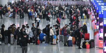 Para penumpang menunggu untuk menaiki kereta di Stasiun Jalur Kereta Utara Shenzhen di Shenzhen, Provinsi Guangdong, China selatan, pada 17 Januari 2022. (Xinhua/Liang Xu)