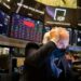 Seorang pialang saham bekerja di lantai perdagangan New York Stock Exchange (NYSE) di New York, Amerika Serikat, pada 18 Januari 2022. (Xinhua/Michael Nagle)