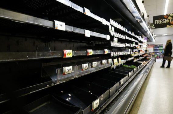 Beberapa rak terlihat hampir kosong di sebuah pasar swalayan di Washington DC, Amerika Serikat, pada 10 Januari 2022. (Xinhua/Ting Shen)