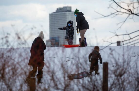 Orang tua dan anak-anak berseluncur di Dumbo, Brooklyn, New York, Amerika Serikat, pada 7 Januari 2022. (Xinhua/Michael Nagle)