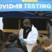 Tenaga kesehatan yang mengenakan masker mengambil sampel di lokasi pengujian COVID-19 di Manhattan, New York, Amerika Serikat, pada 19 Januari 2022. (Xinhua/Wang Ying)