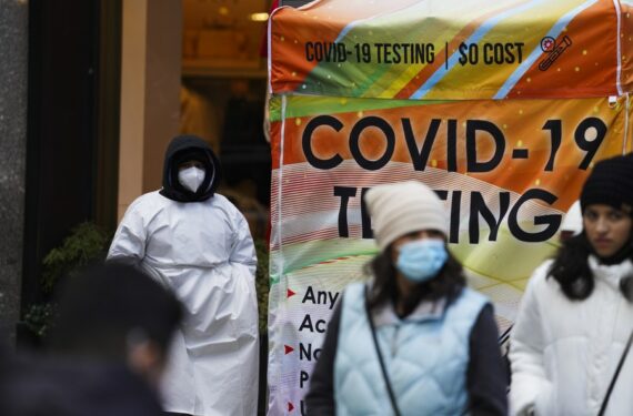 Seorang tenaga kesehatan berdiri di samping tempat tes COVID-19 di New York, Amerika Serikat, pada 23 November 2021. (Xinhua/Wang Ying)