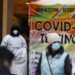 Seorang tenaga kesehatan berdiri di samping tempat tes COVID-19 di New York, Amerika Serikat, pada 23 November 2021. (Xinhua/Wang Ying)