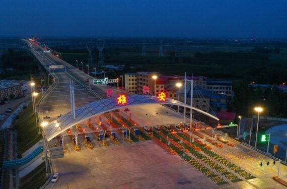 Foto dari udara yang diabadikan pada 25 Mei 2021 ini menunjukkan gerbang tol Xiong'an di jalan tol Beijing-Xiong'an di Provinsi Hebei, China utara. (Xinhua/Fan Liangui)