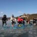Para pengunjung menaiki sepeda es di atas danau yang membeku di Istana Musim Panas di Beijing. (Xinhua/Luo Xin)