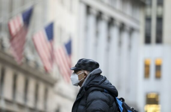 Seorang pria yang mengenakan masker melintas di sebuah jalan di Manhattan, New York, Amerika Serikat, pada 19 Januari 2022. (Xinhua/Wang Ying)