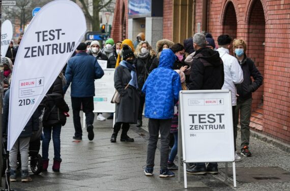 Warga mengantre untuk menjalani tes COVID-19 di sebuah lokasi pengujian di Berlin, Jerman, pada 12 Januari 2022. (Xinhua/Stefan Zeitz)