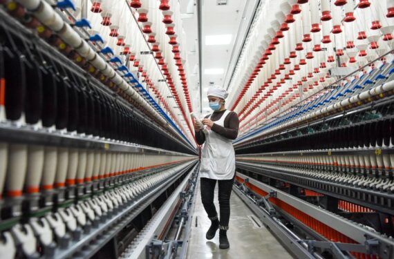 Seorang staf bekerja di sebuah pabrik tekstil di kawasan industri terpadu di wilayah Moyu, Hotan, Daerah Otonom Uighur Xinjiang, China barat laut, pada 11 Januari 2022. (Xinhua/Ding Lei)