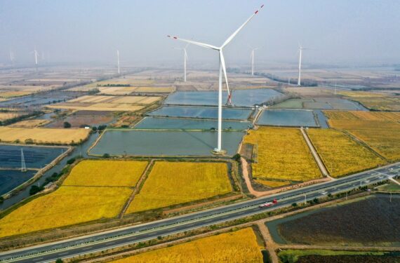 Foto dari udara yang diabadikan pada 3 November 2021 ini menunjukkan sebuah ladang pembangkit listrik tenaga angin di Kota Luduo, wilayah Baoying, Yangzhou, Provinsi Jiangsu, China timur. (Xinhua/Li Bo)